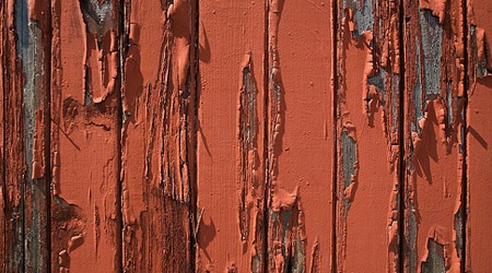 Облезщая краска на деревянном заборе, красим Хаммерайт