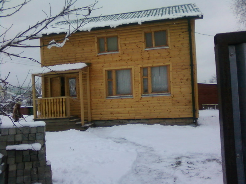 Чем покрасить деревянный дом?